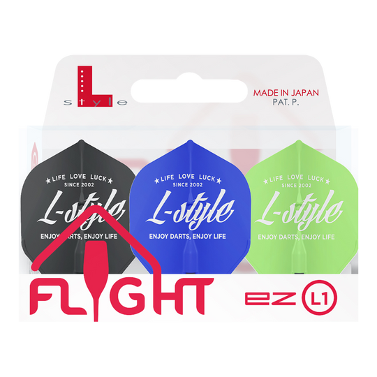Das Bild zeigt eine Packung mit drei Dartflights der Marke “L-Style” in den Farben Schwarz, Blau und Grün. Auf den Flights steht: "Life Love Luck, since 2002, L-style, Enjoy Darts, Enjoy Life".