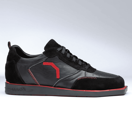 20101001-00_Triple20_Dartschuhe_Leder_Schwarz_Rot_2 Der Schuh ist ein schwarzer Leder-Dartschuh mit roten Akzenten und Nähten. Er hat eine sportliche Form und eine graue Sohle mit dem Logo "triple20".