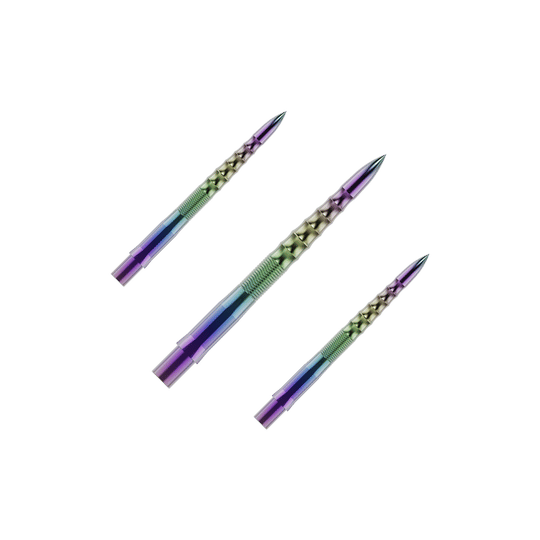 Auf dem Bild sind drei bunte Steeldartspitzen zu sehen. Sie haben ein metallisch glänzendes, geripptes Design in verschiedenen Farben.