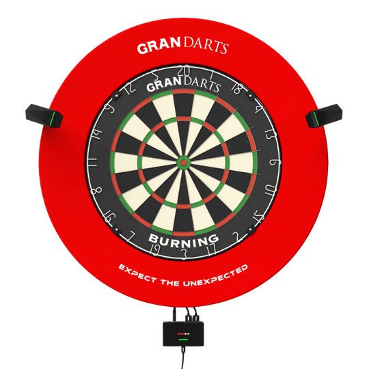 Das Bild zeigt das GranDarts GranEye Steeldart Auto-Scoring-System mit einer roten Umrandung und einer klassischen Dartscheibe. Kameras sind an den Seiten angebracht, um die automatisierte Punktezählung zu ermöglichen.