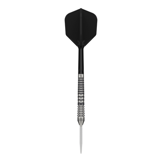 Das Bild zeigt einen Target Black Marque Renegade 4 Swiss Point Steeldart. Der Dartpfeil hat eine schwarze Flugfeder und einen silbernen, gerillten Schaft.