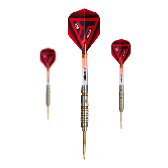 Das Bild zeigt drei Steeldarts der Marke „Unicorn Contender Tim Wolters“ mit einem Gewicht von 24g. Die Darts haben rote Flights und silberne, gerillte Barrels.