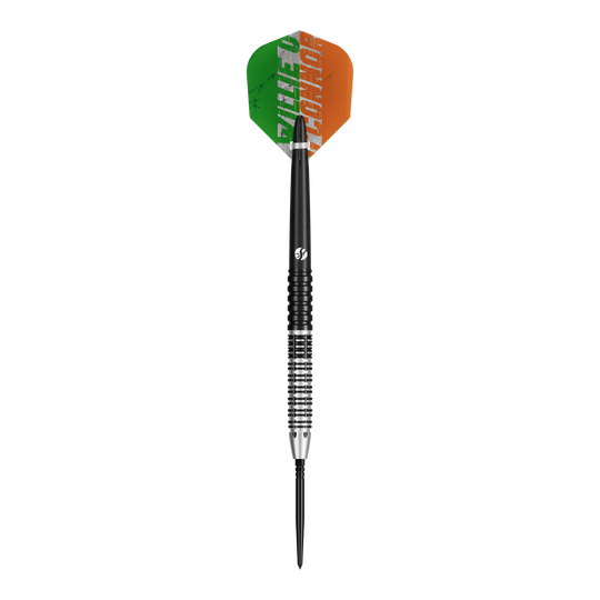 Shot Pro Series Willie O'Connor Magpie Turbo Point Steeldarts werden vollständig gezeigt. Die Darts sind mit individuellen Details verziert.