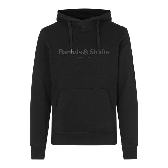 Barrels and Shafts Hoodie - Schwarz Der abgebildete Hoodie ist schwarz und trägt vorne den Aufdruck "Barrels & Shafts Darts Co". Er hat eine Kapuze mit Kordelzug und eine große Kängurutasche.