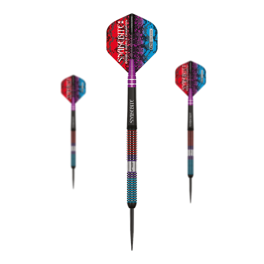 Red Dragon Peter Wright Snakebite Spirit Steeldarts Das Bild zeigt drei bunte Steeldarts mit auffälligem Schlangenmuster auf den Flights. Die Darts haben metallische Spitzen und sind mit den Farben Rot, Blau und Lila gestaltet.