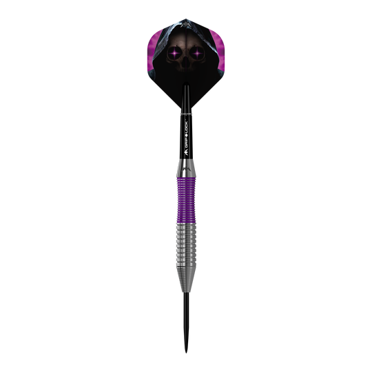 Mission Phantom Brass Steeldarts - 22g Das Bild zeigt den Mission Phantom Brass Steeldart mit einem Gewicht von 22 Gramm. Der Dart hat ein auffälliges Design mit violetten und silbernen Elementen sowie einer Flight-Grafik eines Totenkopfs mit Kapuze.