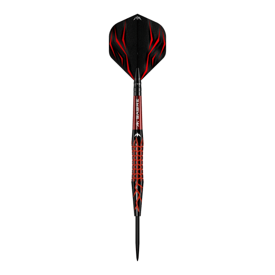 Mission Lava Steeldarts Das Bild zeigt einen Mission Lava Steeldart mit auffälligem schwarzen und roten Design. Der Dart hat eine strukturierte Oberfläche und eine spitze Metallspitze.