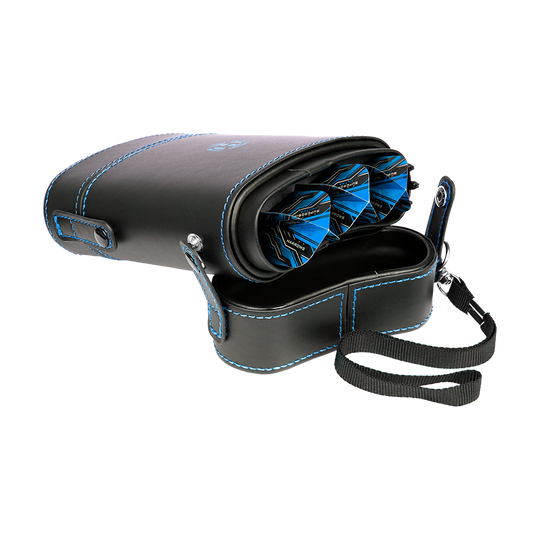 HRT-16419_Harrows_Prima_Dartcase_Aqua_4 Das Bild zeigt das Produkt "Harrows Prima Dartcase". Es handelt sich um ein schwarzes Etui mit blauen Nähten, das Darts und Zubehör aufbewahren kann.