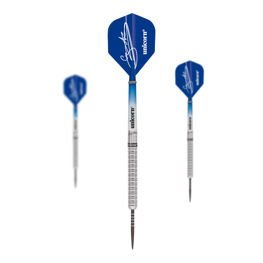 Das Bild zeigt drei Steeldarts aus dem Unicorn Gary Anderson 10 Year Commemoration Limited Edition Set. Die Darts haben blaue Flights mit weißem Aufdruck und silberne, gerillte Barrels.