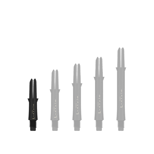 L-Style Carbon Shafts 130 Das Bild zeigt fünf schwarze Dart-Schäfte in verschiedenen Längen, die aufrecht nebeneinander stehen. Auf jedem Schaft steht der Schriftzug „L-style“ in weißer Farbe.