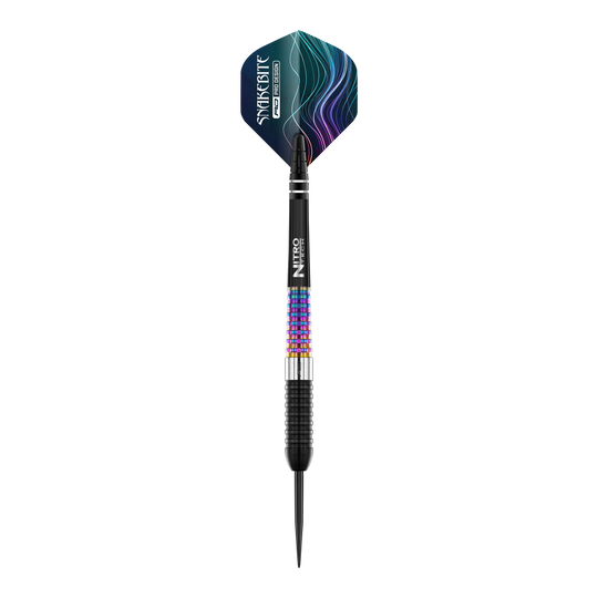 Auf dem Bild ist ein Red Dragon Peter Wright Corra Steeldart zu sehen. Der Dart hat bunte, strukturierte Griffbereiche und ein auffälliges Flight-Design mit blauen und violetten Linien.