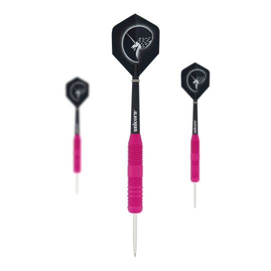 Unicorn Core Plus Rubberised Pink Steeldarts Das Bild zeigt drei Steeldarts mit pinken, gummierten Griffen und silbernen Spitzen. Die Flights sind schwarz und tragen ein weißes Einhorn-Design.