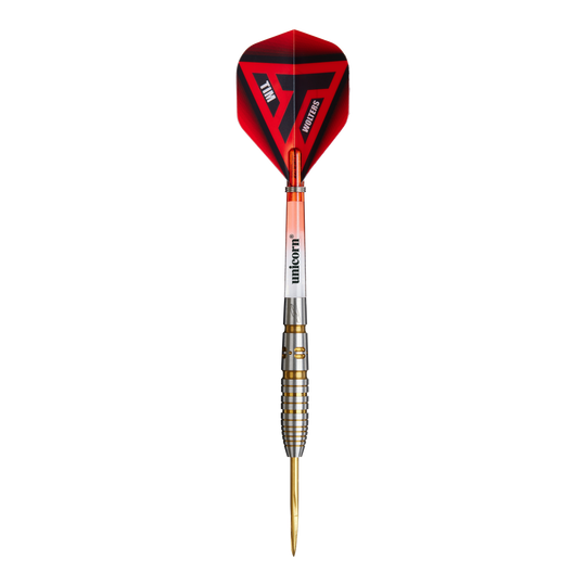 Das Bild zeigt einen Steeldart namens "Unicorn Contender Tim Wolters Steeldarts - 24g". Der Dart hat eine metallische Spitze, einen geriffelten Griff und rote Flights mit schwarzen und weißen Akzenten.