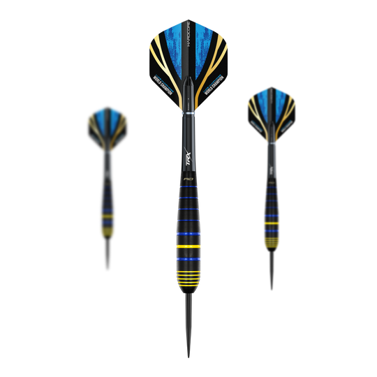 Red Dragon Luke Humphries World Champion Brass Steeldarts Das Bild zeigt drei Luke Humphries World Champion Brass Steeldarts von Red Dragon. Die Darts haben schwarze, blaue und gelbe Akzente sowie auffällige Flights mit blauem Muster.