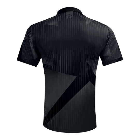 Harrows Shard Dartshirt - Schwarz Das Bild zeigt das Harrows Shard Dartshirt in Schwarz von hinten. Das Shirt hat feine vertikale Streifen und ein auffälliges geometrisches Muster.