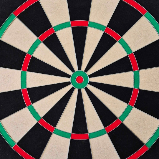 McDart Precision Steeldartboard Das Bild zeigt ein McDart Precision Steeldartboard. Die Dartscheibe ist in schwarze, beige, grüne und rote Segmente unterteilt.