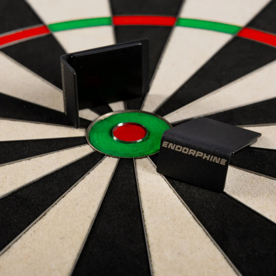 Precise 180 Endorphine Steeldartboard mit Nummernring - Arctic Blue Das Bild zeigt das Precise 180 Endorphine Steeldartboard mit Nummernring in Weiß. Es handelt sich um eine hochwertige Dartscheibe für den Präzisionssport.