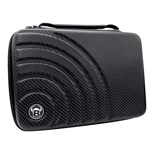 Das Bild zeigt das "Bulls Orbis XXL Dartcase" in Carbongrau. Das Etui hat ein modernes, karbonähnliches Design mit einem eingelassenen Muster und dem Bulls-Logo.