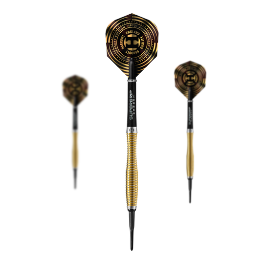 Harrows Anniversary Edition V-Wing Softdarts - 18g Das Bild zeigt drei gold-schwarze Softdarts der Marke Harrows Anniversary Edition V-Wing mit 18g Gewicht. Die Flights tragen das Harrows-Logo und sind mit einem besonderen Jubiläumsdesign verziert.