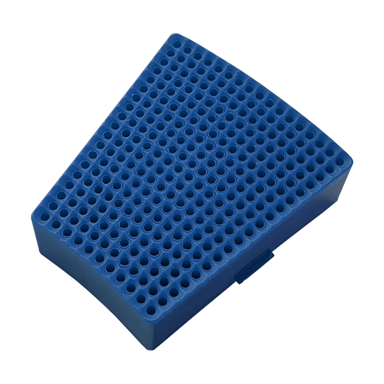 Das Bild zeigt ein blaues Ersatzfeld für das Granboard 132. Das Feld hat viele kleine Löcher und eine trapezförmige Form.