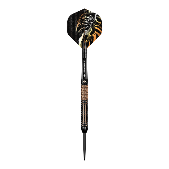 Mission Horus Steeldarts Der Mission Horus Steeldart ist ein hochwertiger Dartpfeil mit einer auffälligen Flight-Gestaltung, die einen stilisierten Vogelkopf zeigt. Der Pfeil hat eine strukturierte Griffzone und eine scharfe Metallspitze für präzise Würfe.