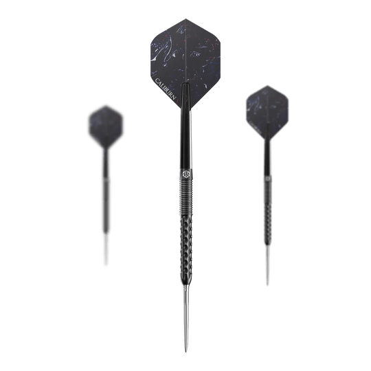 Caliburn Sword S1 Steeldarts Das Bild zeigt drei Steeldarts des Produkts "Caliburn Sword S1". Die Darts haben eine dunkle Farbe mit hexagonalen Flights und einem strukturierten Griff.