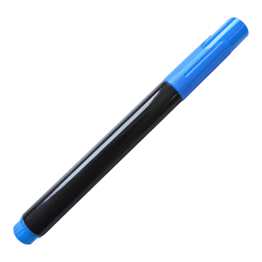Board Marker Auf dem Bild ist ein schwarzer Boardmarker mit blauer Kappe zu sehen. Der Stift liegt schräg auf einem weißen Hintergrund.