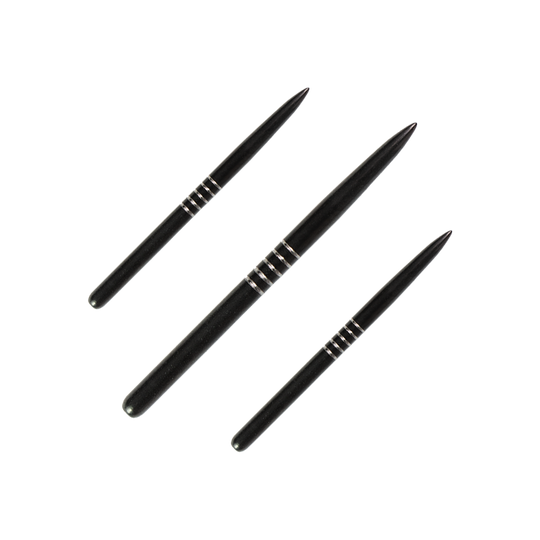 57747_Bulls_GP2_Steeldartspitzen_Schwarz_38mm_1 Das Bild zeigt drei schwarze Steeldartspitzen des Produkts "Bulls GP2". Die Spitzen haben ein schlankes Design mit zwei silbernen Rillen in der Mitte.
