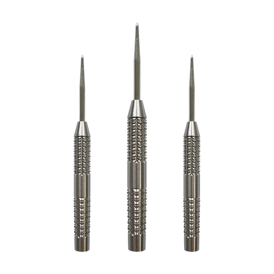 McDart SilverGrip Steeldart Barrels Das Bild zeigt drei silberne Steeldart-Barrels der Marke McDart SilverGrip. Sie sind aus Metall gefertigt und haben eine strukturierte Griffoberfläche.