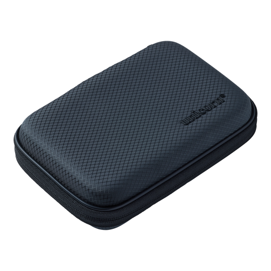 Unicorn Vanguard Medium Dartcase - Grau Abgebildet ist das Unicorn Vanguard Medium Dartcase in Grau. Es bietet ausreichend Platz für mittelgroßes Dartzubehör.