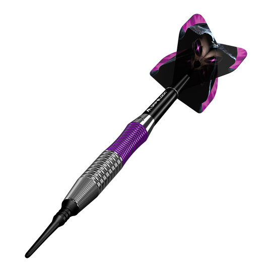 Mission Phantom Brass Softdarts - 18g Dies ist ein Mission Phantom Brass Softdart mit einem Gewicht von 18g. Der Dart hat ein auffälliges Design mit lila und schwarzen Akzenten.