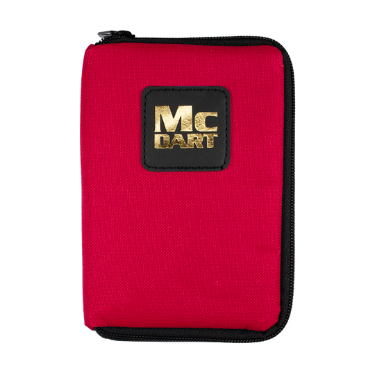 712_McDart_Tasche_Klein_Rot_1 Auf dem Bild ist eine kleine, rote McDart-Tasche zu sehen. Sie hat einen schwarzen Reißverschluss und ein schwarzes Logo mit goldener Schrift auf der Vorderseite.