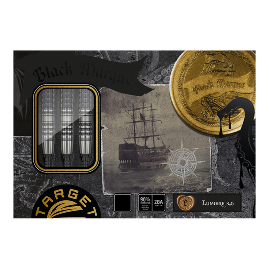 Die Abbildung zeigt die Verpackung der "Target Japan Black Marque Lumiere GEN3 Softdarts - 18,5g". Auf der Verpackung sind drei Dartpfeile, ein altes Segelschiff und ein goldener Münzmotiv zu sehen.