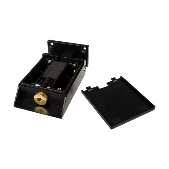 8510-Winmau-Laser-Oche-5 Das Bild zeigt das Produkt "Winmau Laser Oche" mit geöffnetem Batteriefach. Der Deckel des Batteriefachs liegt daneben.