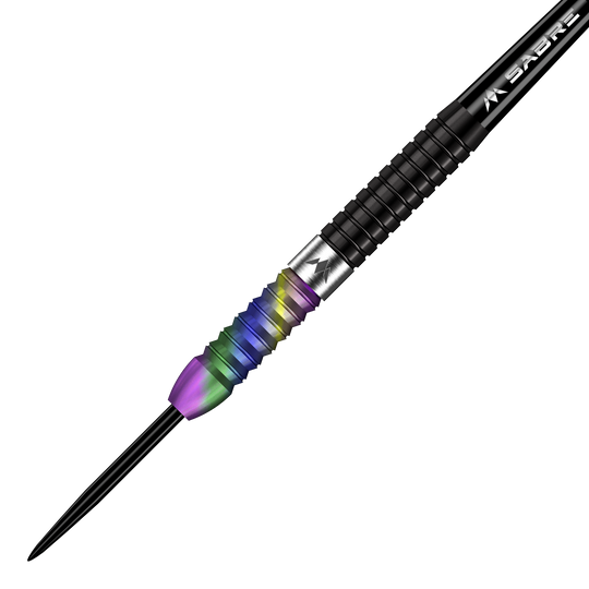 Mission Matt Edgar Steeldarts Das Bild zeigt einen Mission Matt Edgar Steeldart mit einem bunten, regenbogenfarbenen Griff. Der Dart hat ein schwarzes Schaftstück und eine scharfe Spitze.