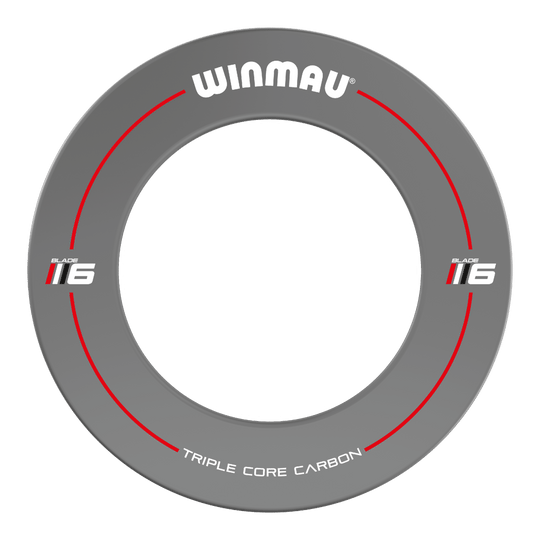 Das Bild zeigt einen grauen Dartboard-Surround der Marke Winmau mit der Aufschrift "Blade 6". Auf dem Surround stehen außerdem die Worte "Triple Core Carbon" und rote Linien sind als Designelemente eingearbeitet.