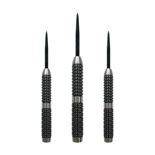 McDart Hightower Steeldart Barrels Auf dem Bild sind drei McDart Hightower Steeldart-Barrels zu sehen. Die Barrels haben ein silber-schwarzes Design mit einer griffigen Oberflächenstruktur.