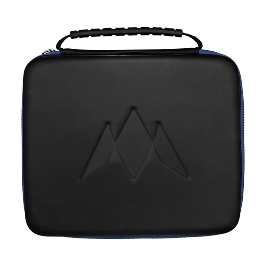 Dies ist eine schwarze Tasche mit einem eingeprägten Logo auf der Vorderseite. Sie hat einen Tragegriff und einen blauen Reißverschluss.