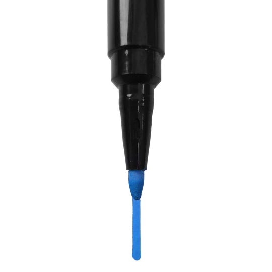 Board Marker Auf dem Bild ist die Spitze eines blauen Boardmarkers zu sehen. Der Stift ist senkrecht ausgerichtet und die Kappe ist abgenommen.