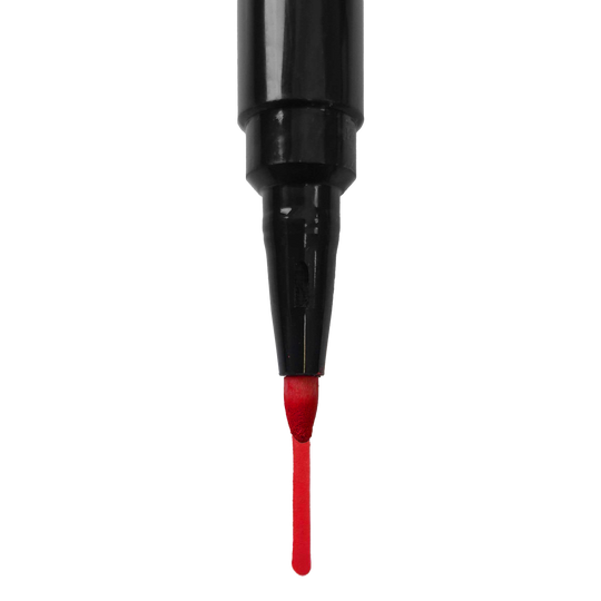 Board Marker Auf dem Bild ist ein schwarzer Marker mit roter Spitze zu sehen. Die rote Farbe ist deutlich am unteren Ende des Markers sichtbar.