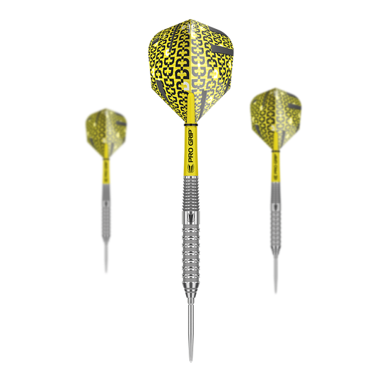 Target Bolide 02 Swiss Point Steeldarts Das Bild zeigt drei Target Bolide 02 Swiss Point Steeldarts mit silbernem Schaft und gelb-schwarzem Flight. Die Darts haben den Aufdruck "PRO GRIP" auf dem Schaft.