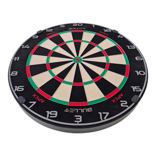 Bullet Apex Steeldartboard Bullet Apex Steeldartboard hängt an der Wand. Es ist eine Zielscheibe für Steeldarts.