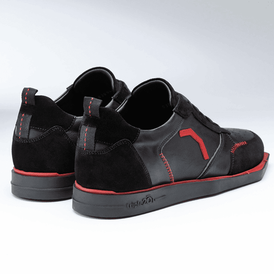 20101001-00_Triple20_Dartschuhe_Leder_Schwarz_Rot_3 Die Abbildung zeigt ein Paar schwarze Leder-Dartschuhe mit roten Akzenten. Die Schuhe tragen den Namen "Triple20 Dartschuhe Leder - Schwarz Rot".