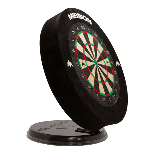 Das Bild zeigt das Produkt "Mission Mini Samurai Desktop Dartboard Set". Es ist eine kleine Dartscheibe auf einem schwarzen Standfuß, ideal für den Schreibtisch.