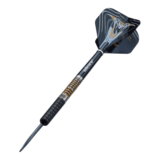 Unicorn Maestro Jeffrey De Zwaan Phase 3 Steeldarts Das Bild zeigt einen Unicorn Maestro Jeffrey De Zwaan Phase 3 Steeldart. Der Dart hat ein schwarzes und silbernes Design mit goldenen Akzenten und einer auffälligen Flights-Grafik.