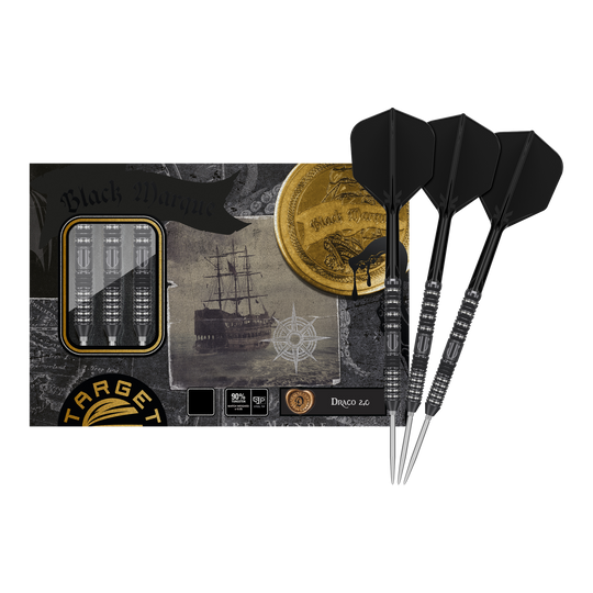 Target Japan Black Marque Draco GEN2 Steeldarts Das Bild zeigt die Target Japan Black Marque Draco GEN2 Steeldarts mit einer stilvollen Verpackung im Piraten-Design. Drei schwarze Steeldarts sind neben der Verpackung abgebildet.