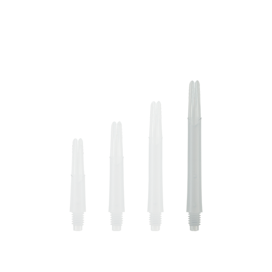 Auf dem Bild sind vier milchig-weiße, gerade Dartschäfte in unterschiedlichen Längen zu sehen. Sie stehen nebeneinander aufrecht auf einem neutralen Hintergrund.