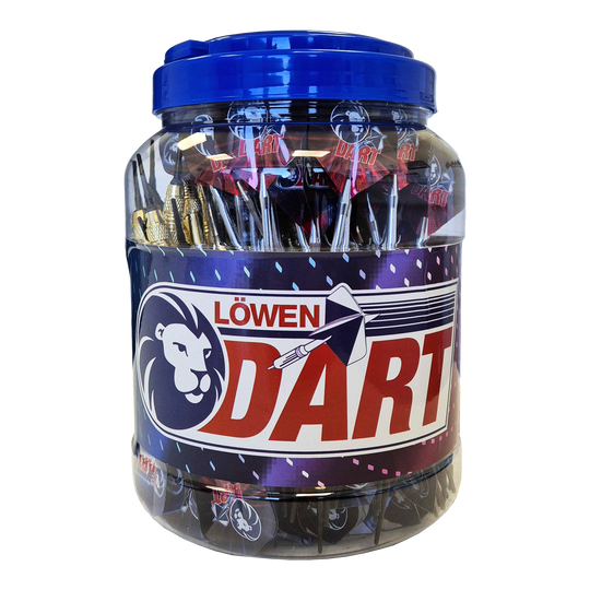 99 Löwen Soft-Tip Darts - 18g Das Bild zeigt ein großes Plastikgefäß mit einem blauen Deckel, das mit vielen Soft-Tip-Darts gefüllt ist. Auf dem Behälter steht die Aufschrift "Löwen Dart" und das Produkt heißt "99 Löwen Soft-Tip Darts - 18g".