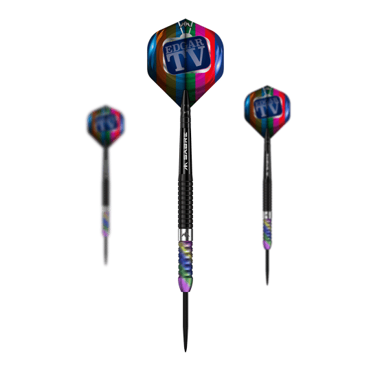 Mission Matt Edgar Steeldarts Das Bild zeigt drei Steeldarts des Produkts „Mission Matt Edgar Steeldarts“. Die Flights der Darts sind bunt und tragen den Aufdruck „Edgar TV“.