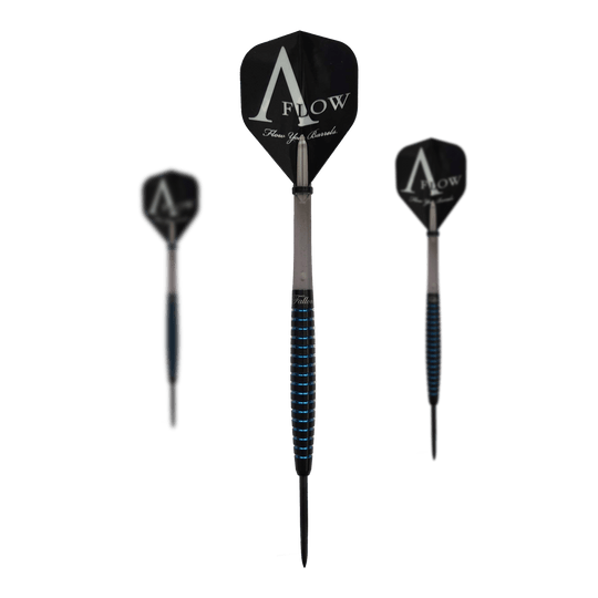 Dynasty Fallon Sherrock 4 AFlow BK Steeldarts - Mit Autogramm - 23g Das Bild zeigt drei schwarze Steeldarts der Marke AFlow mit blauen Akzenten. Auf den Flights steht "AFlow" und der mittlere Dart ist mit einer Unterschrift versehen.